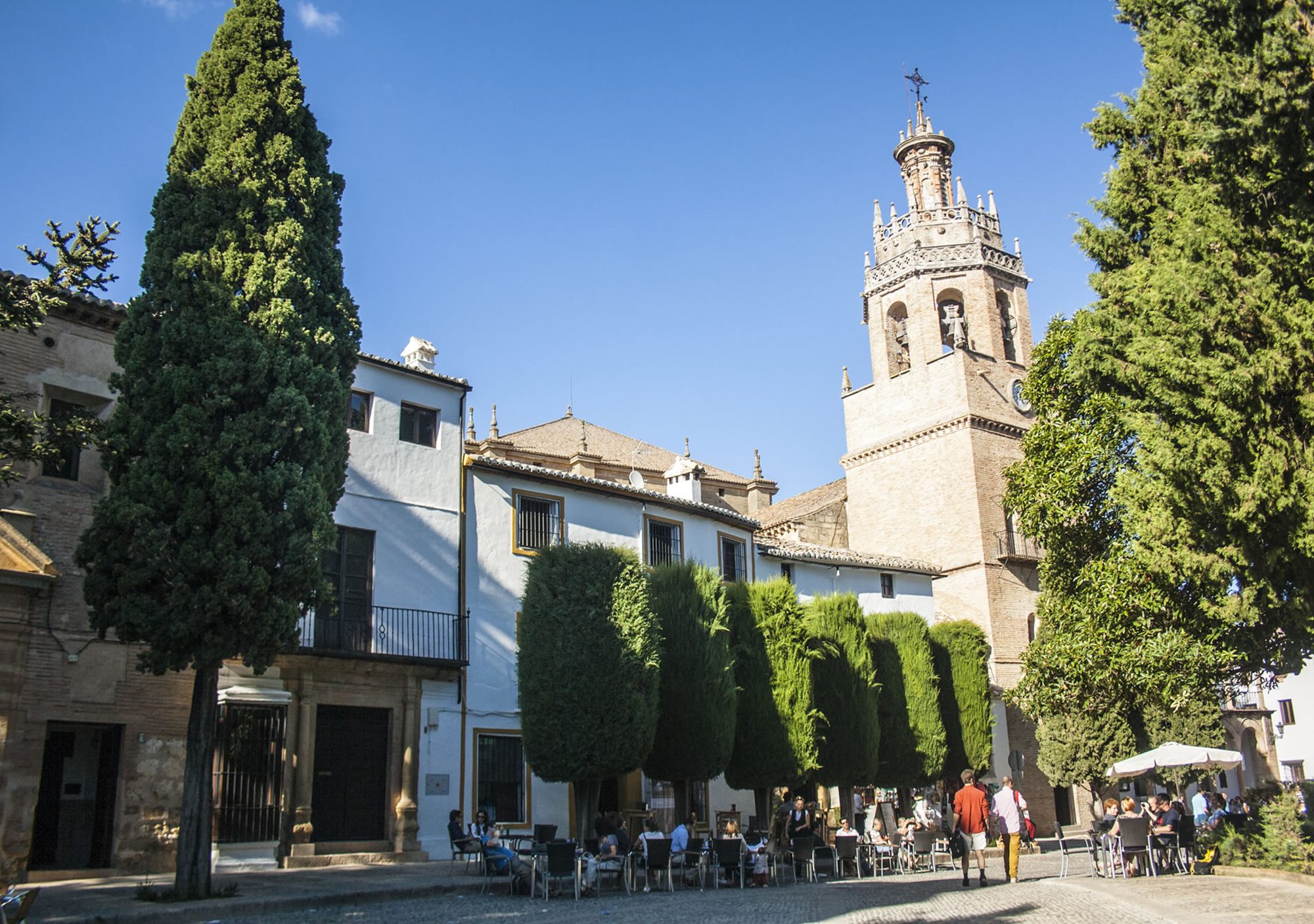 reservar contratar comprar visitar visitas guiadas tour guiado Descubrir Ronda de en 1 día con transporte traslado guía y autobús desde Granada